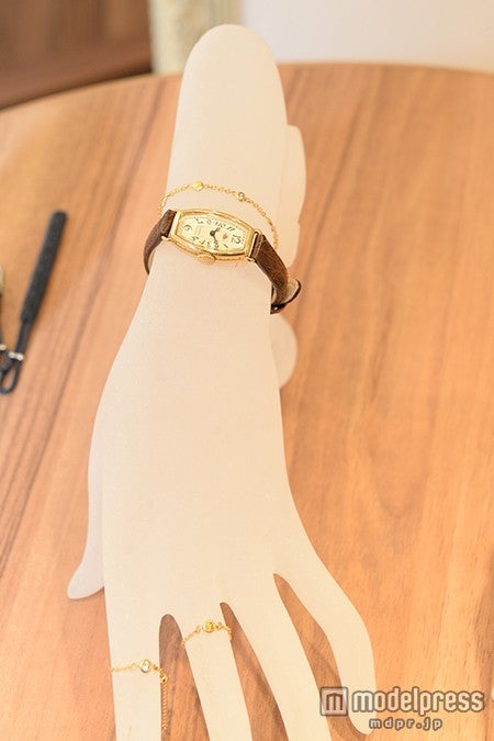 【ON】イエローゴールド×茶色革ベルトで高級感を