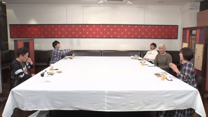 (左手前から時計回りに)坂上忍、Hiro、浜田雅功、松本人志、山崎夕貴(フジテレビアナウンサー)(C)フジテレビ