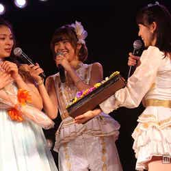 大島優子(右)と宮澤佐江(中)からプレゼントを贈られる秋元才加/卒業公演(C)AKS