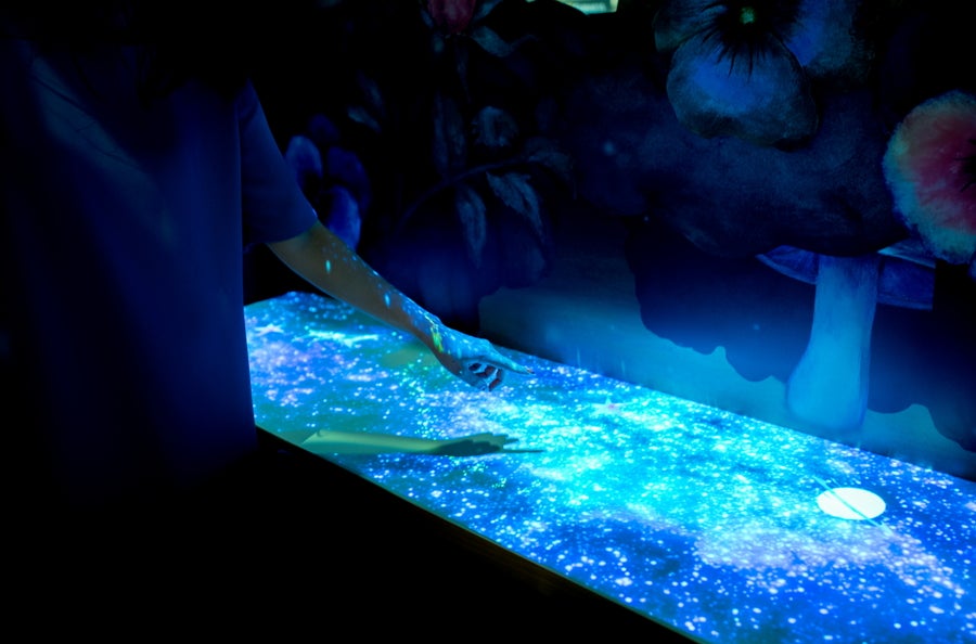 絵本の中のBar 内観