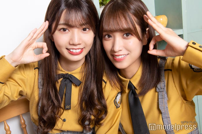 (左から)高本彩花、佐々木久美 (C)モデルプレス