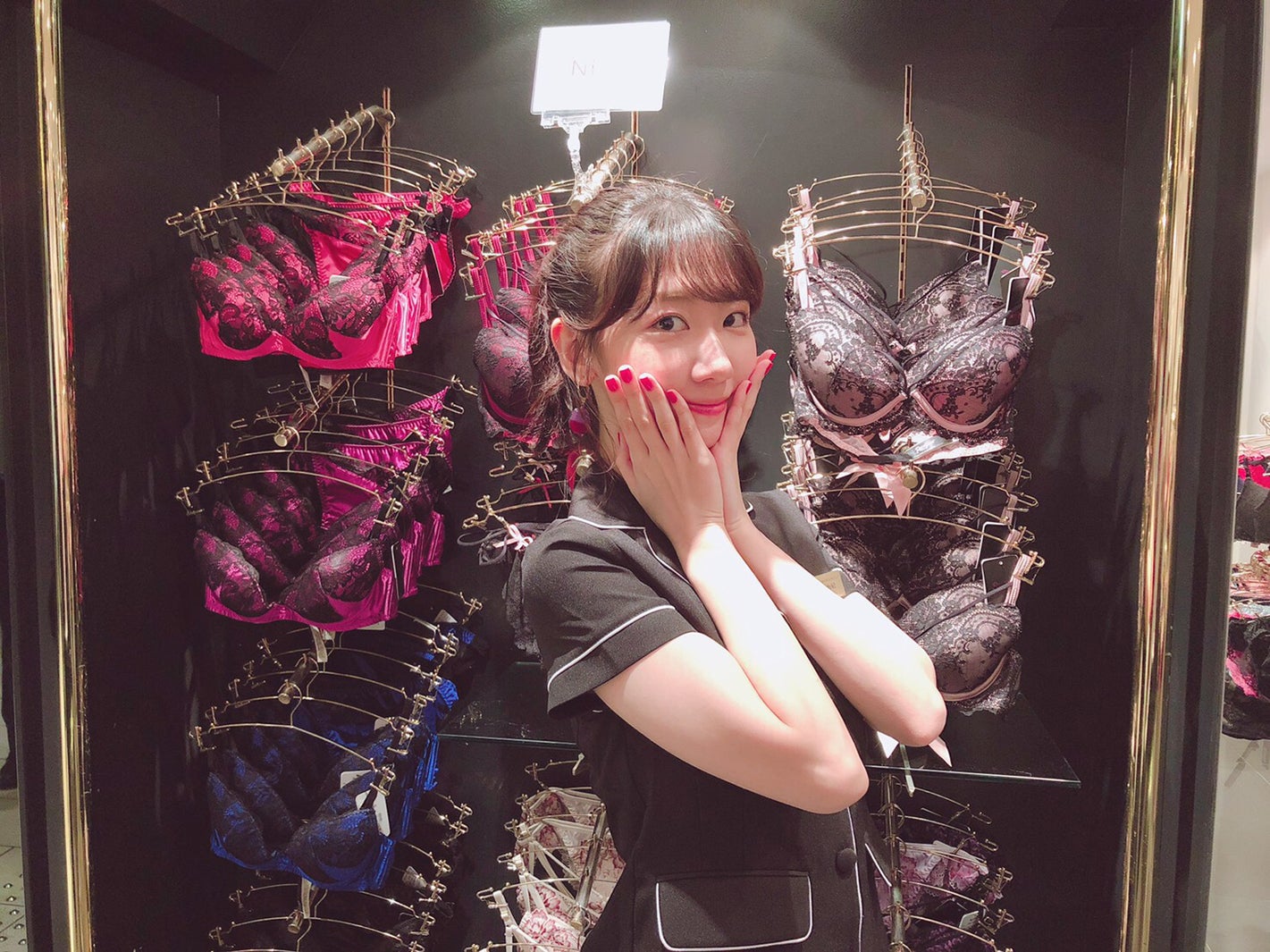 柏木由紀の登場に店内ざわつく ランジェリーのこだわり＆美ボディの秘訣明かす