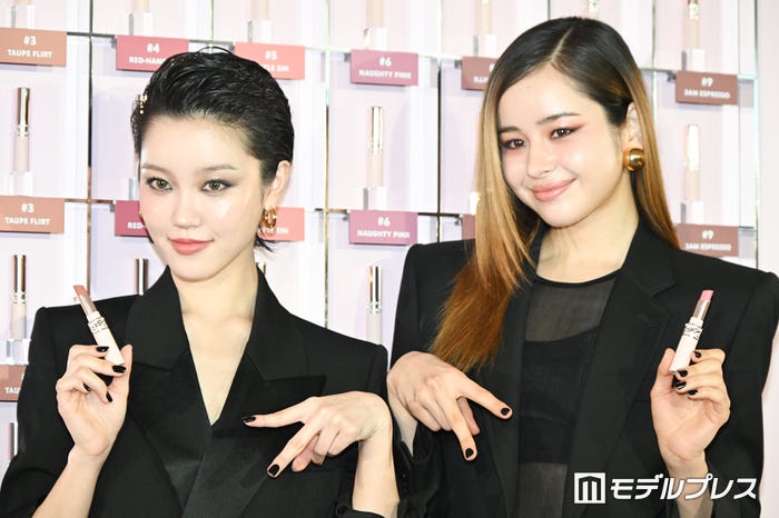 ギャルポースをするCHISA、HARVEY(C)モデルプレス