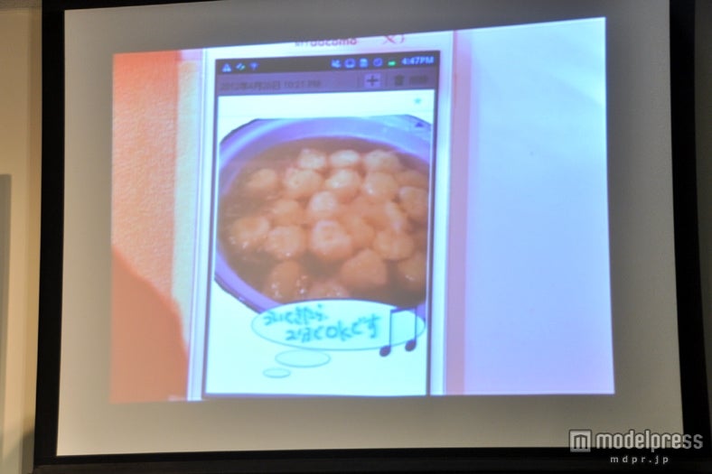 星やハート、音符などワンタッチで写真に貼れるスタンプ機能や、一部を切り取って拡大表示する機能、フキダシによるコメント挿入機能なども紹介された。料理シーンをとても楽しく演出することが可能だ。