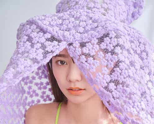 川津明日香、妖艶衣装から美バスト大胆披露