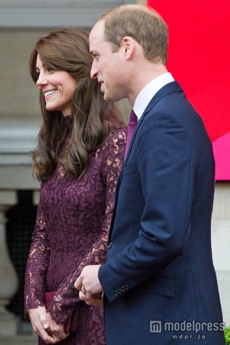 美しいボルドー色で。WENN.com／Zeta Image