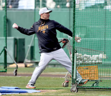 巨人・阿部監督がランチ特打の打撃投手 リチャードの臀部（でんぶ）へ死球も？最後は柵越えした今季の4番候補が最敬礼