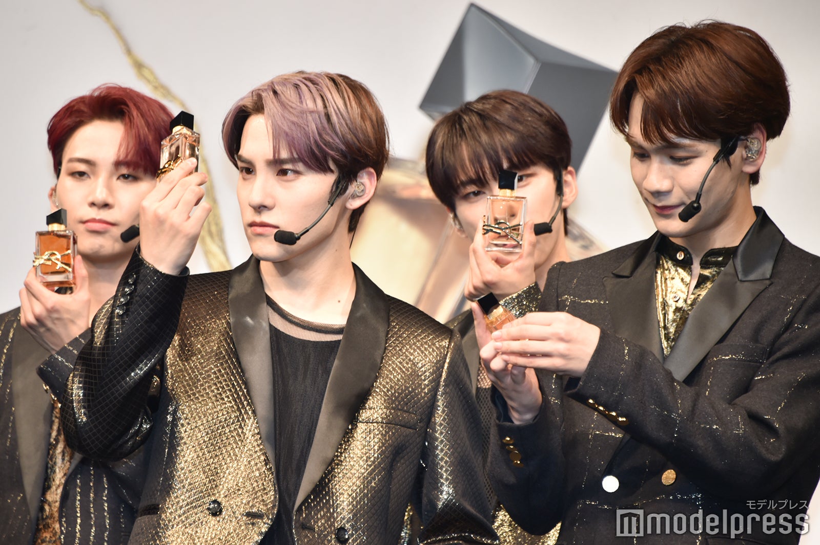 思い思いにパッケージを見つめる川尻蓮、川西拓実、河野純喜、豆原一成 （C）モデルプレス