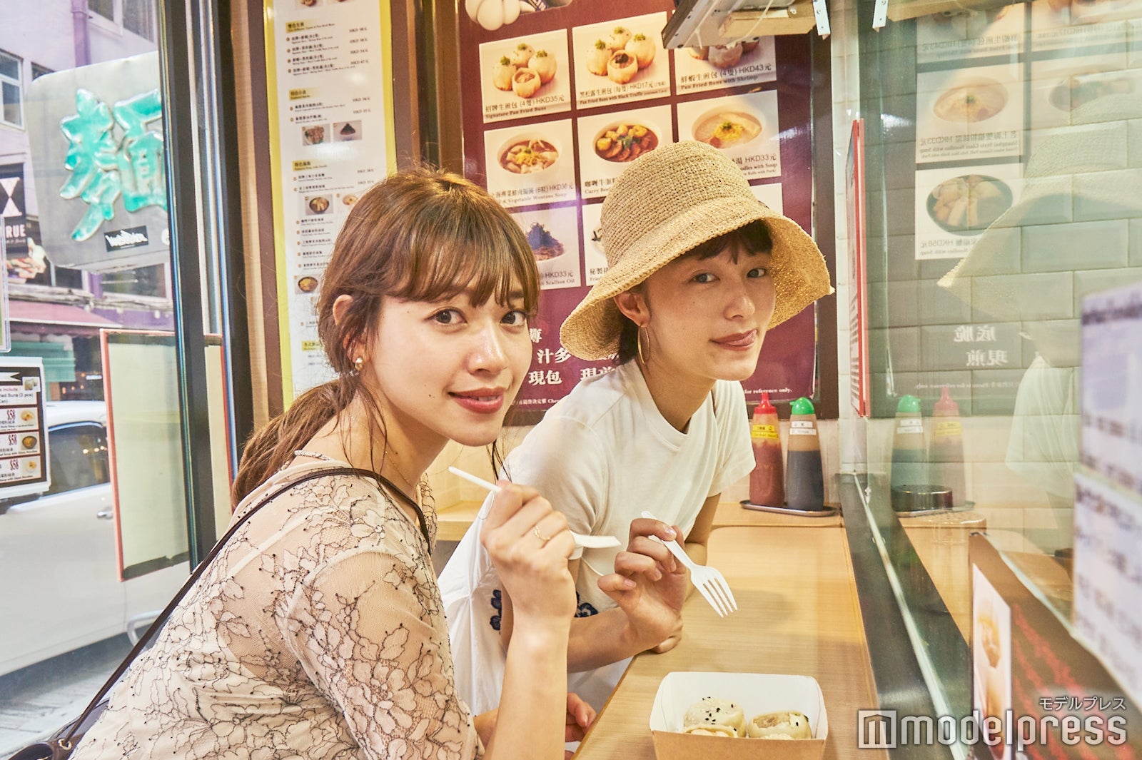 種類の異なる焼き小籠包やヌードルを友だちとシェアして、いろんな味わいを試してみて（C）モデルプレス