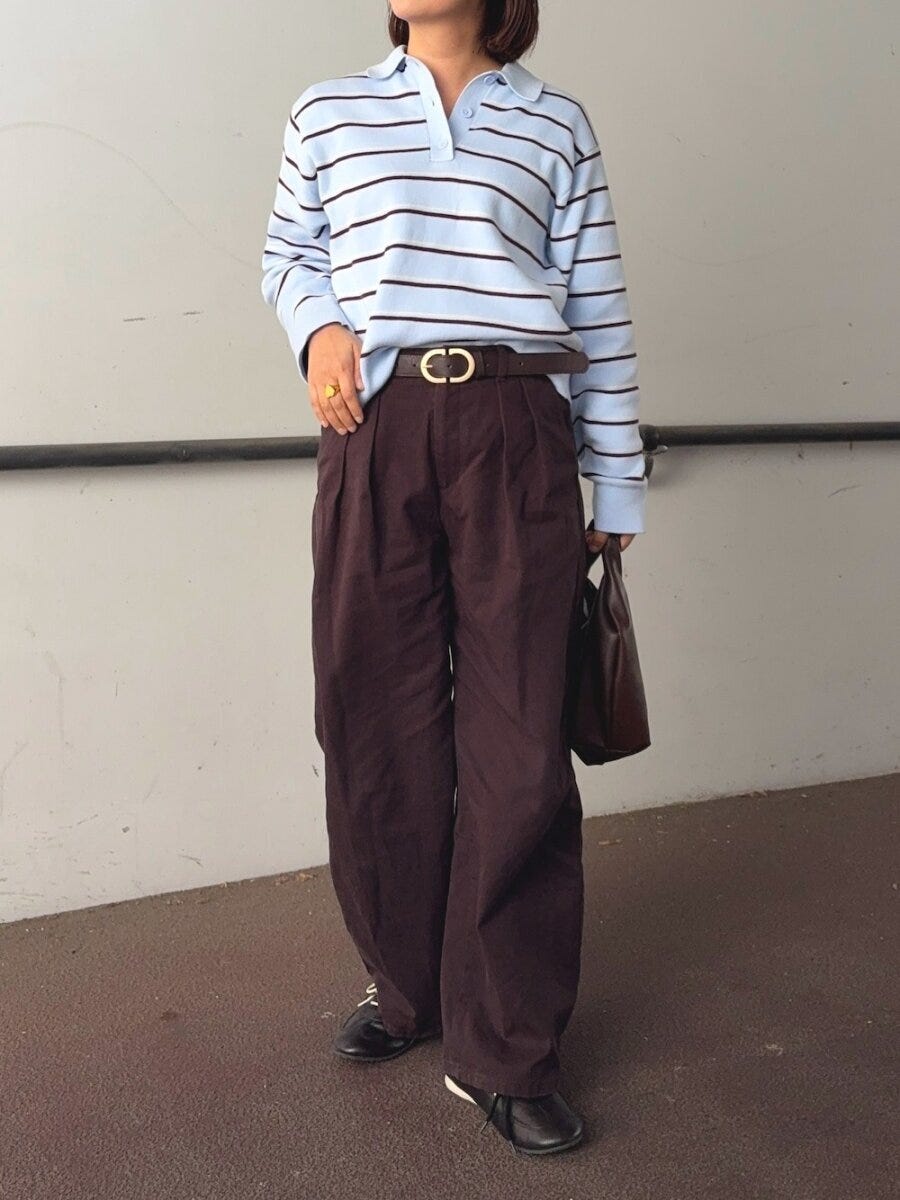 ブラウンチノパンツコーデ 2026春大人女性おすすめブルーニットブラウンチノパンツコーデ