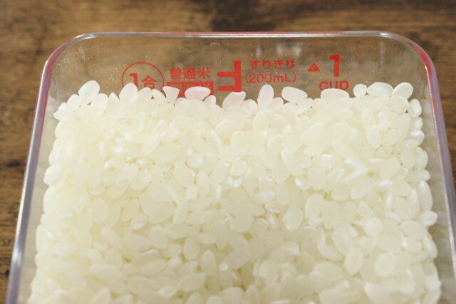 ダイソーのメモリを横からのぞき込まなくていいお米も計れるメジャーカップ