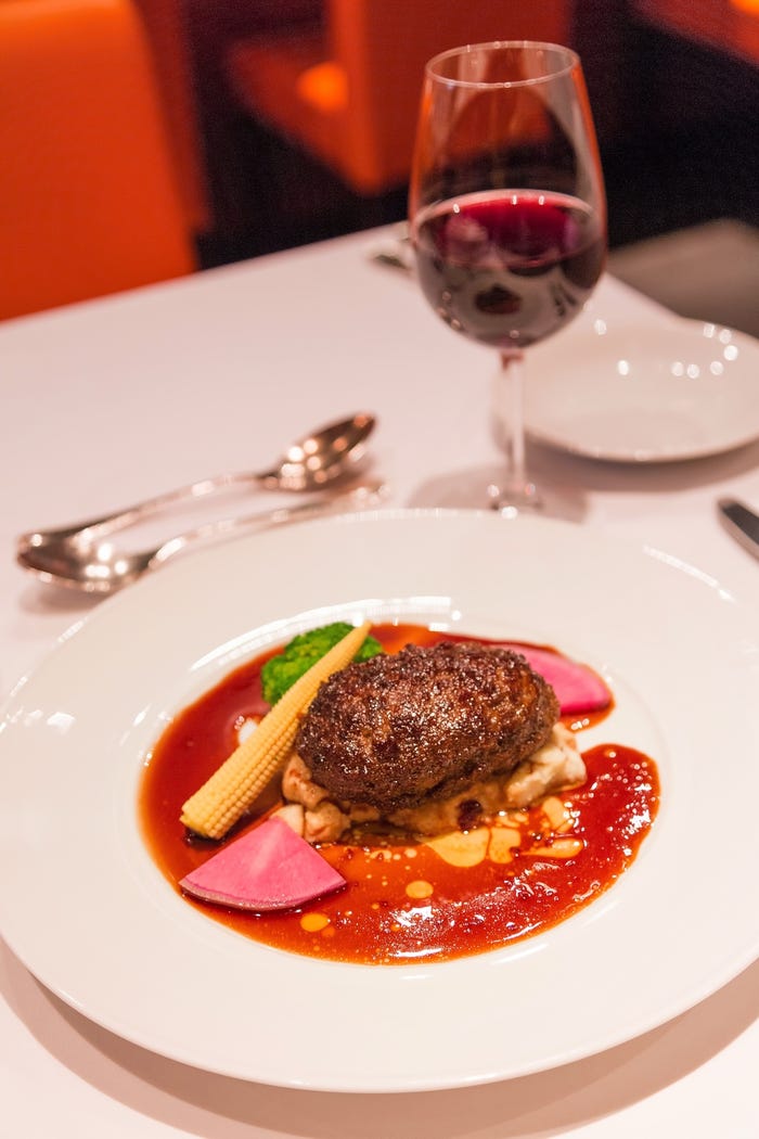 肉料理にも赤ワイン/photo by 写真素材ぱくたそ