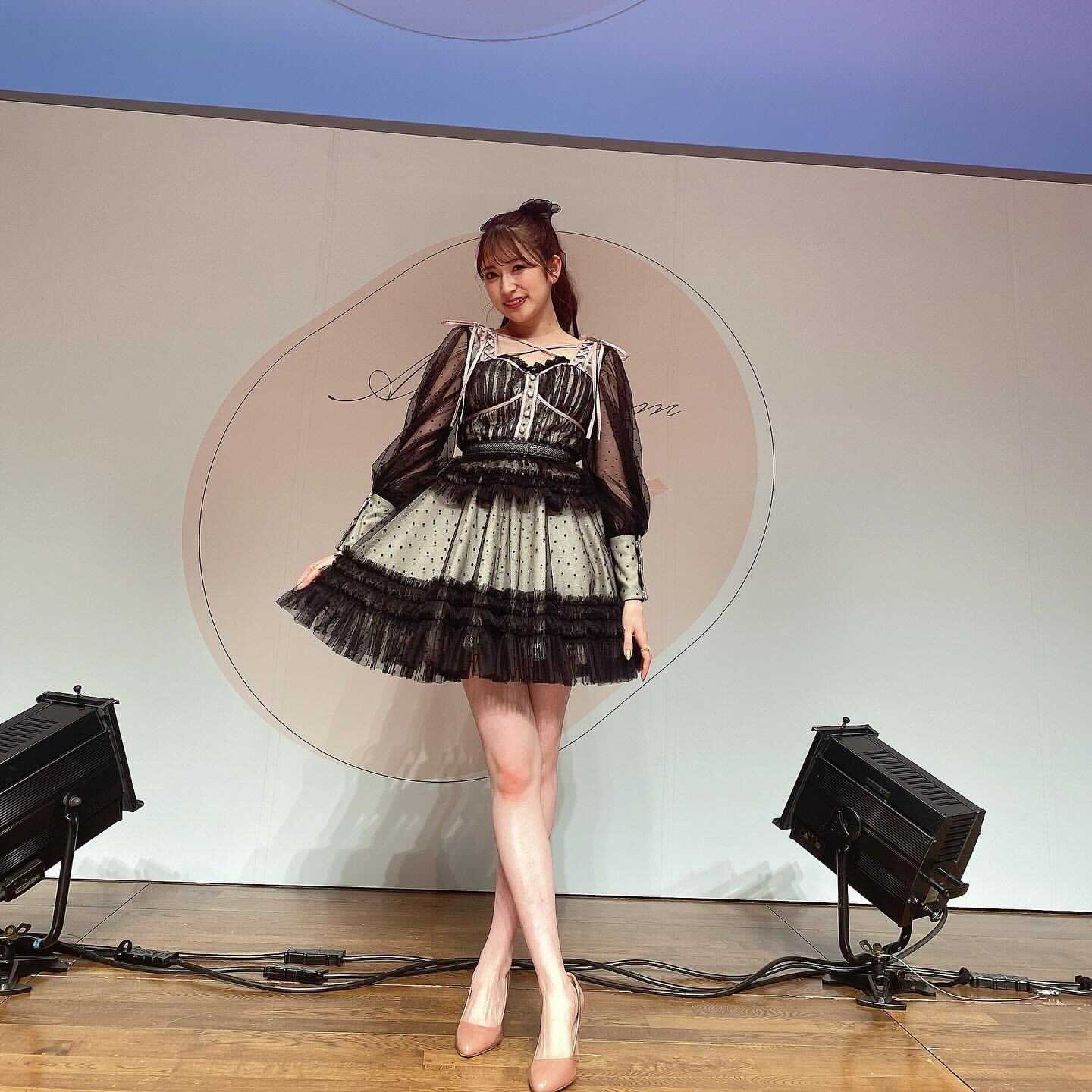 吉田朱里、ミニスカ姿で美脚披露「綺麗すぎる」「プリンセスみたい」と絶賛の声