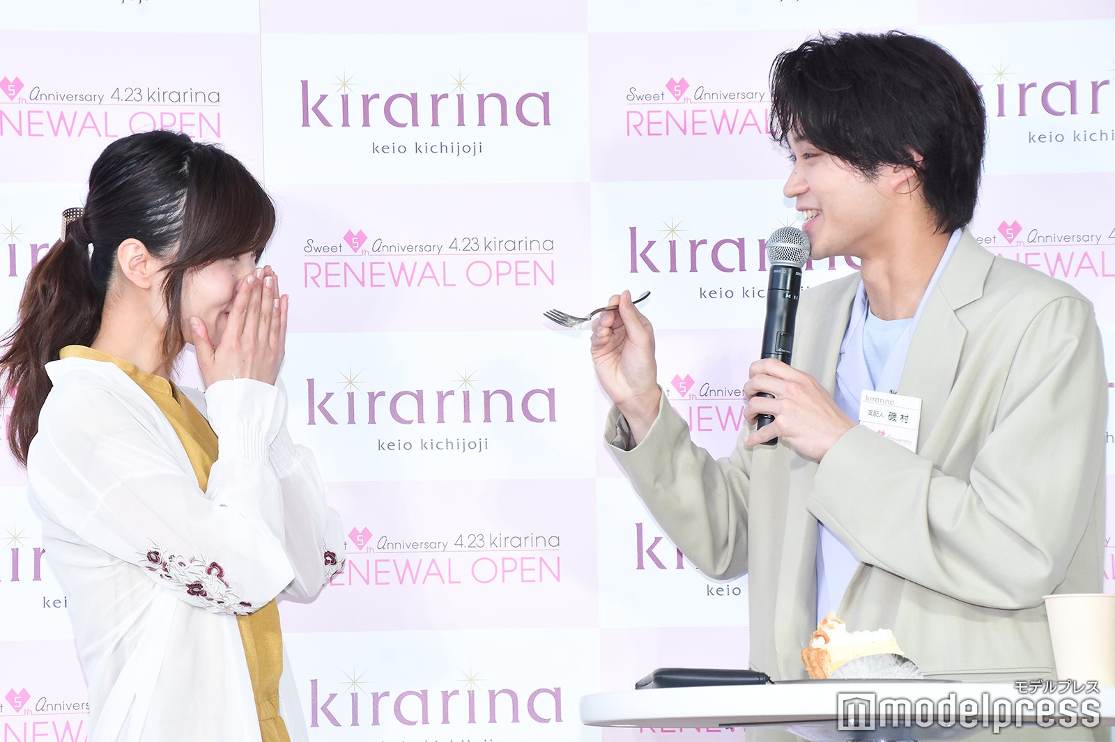 ファンに“あ～ん”をする磯村勇斗（右）（C）モデルプレス