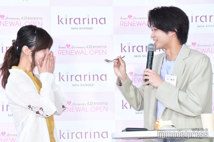 ファンに“あ~ん”をする磯村勇斗(右)(C)モデルプレス