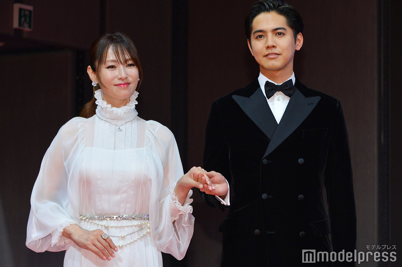 深田恭子をエスコートする片寄涼太（C）モデルプレス