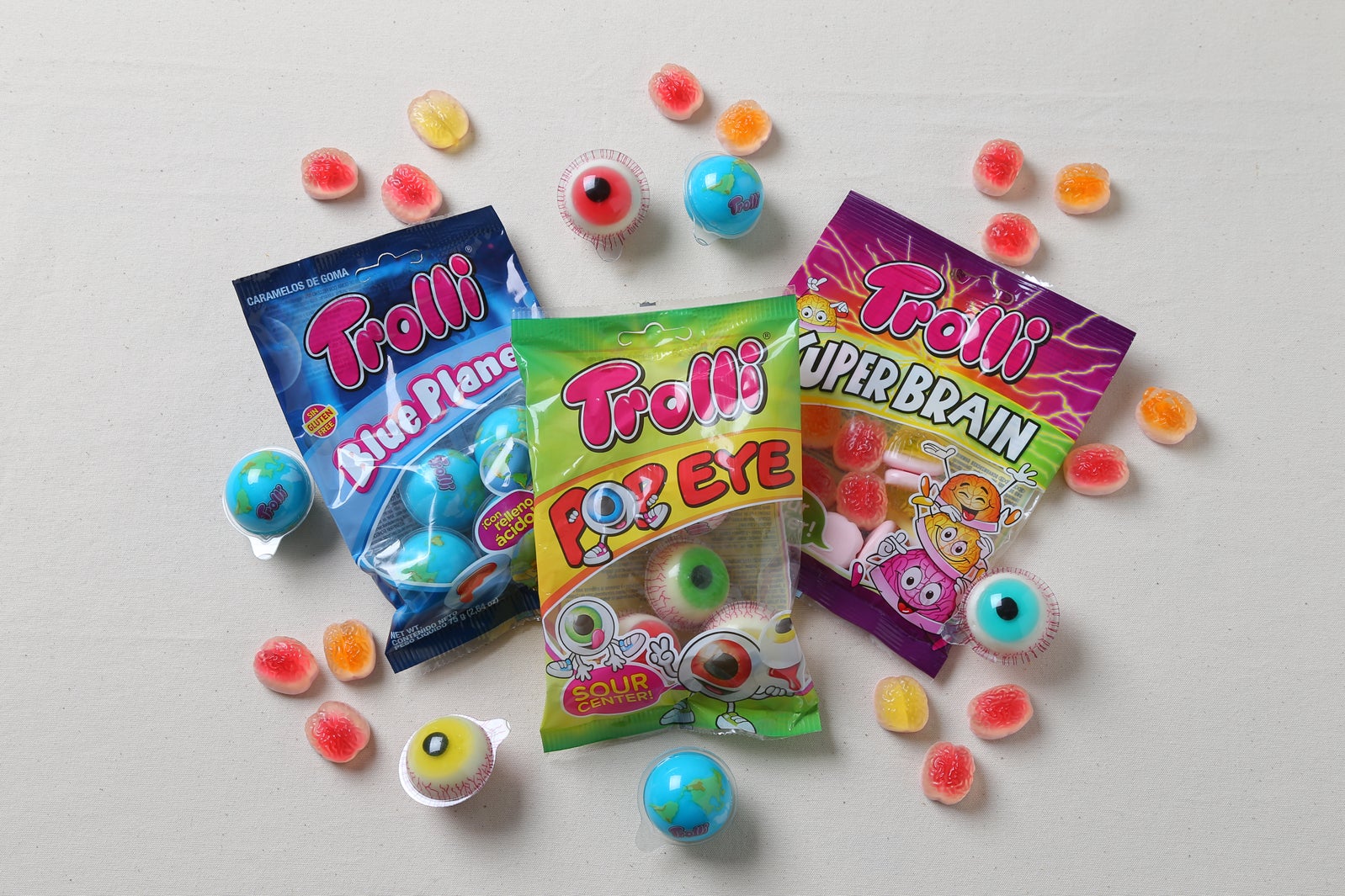 （左から）「地球グミ」「目玉グミ」「スーパーブレイン」　全て390円（税込421円）