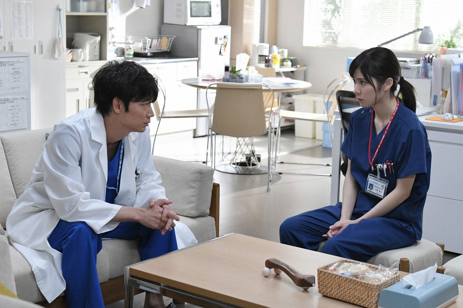 綾野剛、松岡茉優／「コウノドリ」第6話より（画像提供：TBS）