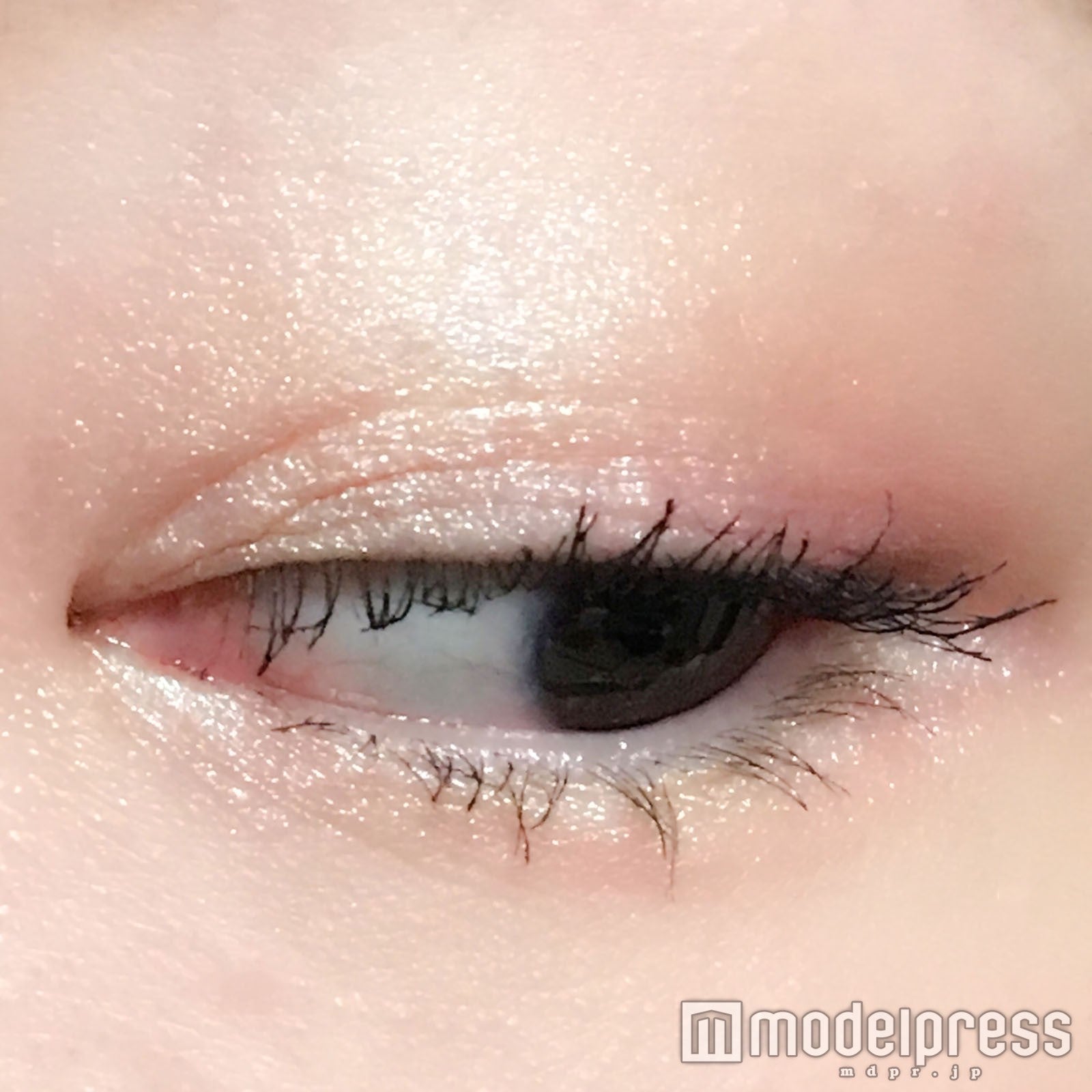 目尻のピンクが潤んだ目元を演出／写真：るん（C）モデルプレス