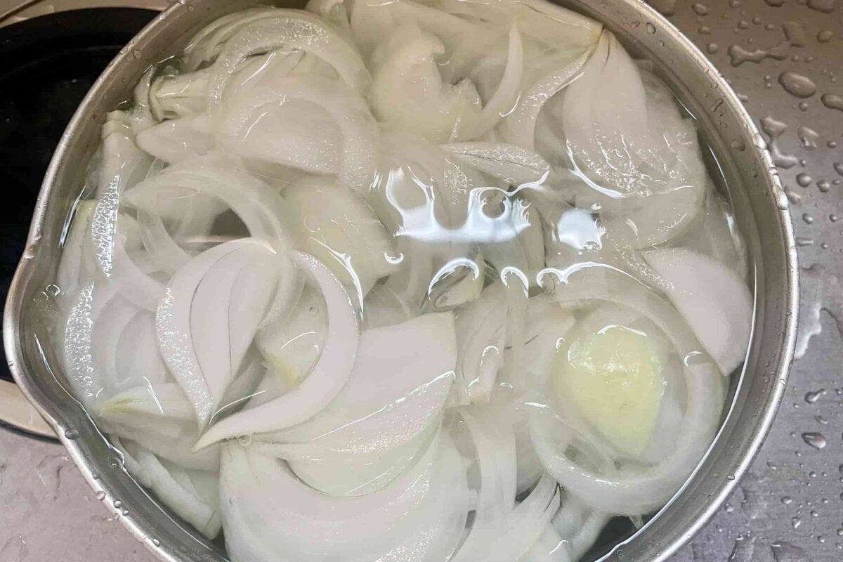 新玉ねぎのレモンオイル漬け