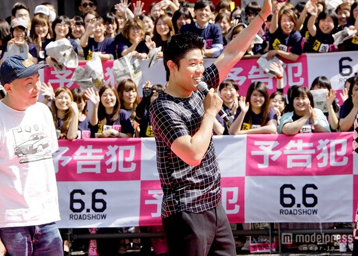 （左から）荒川良々、鈴木亮平