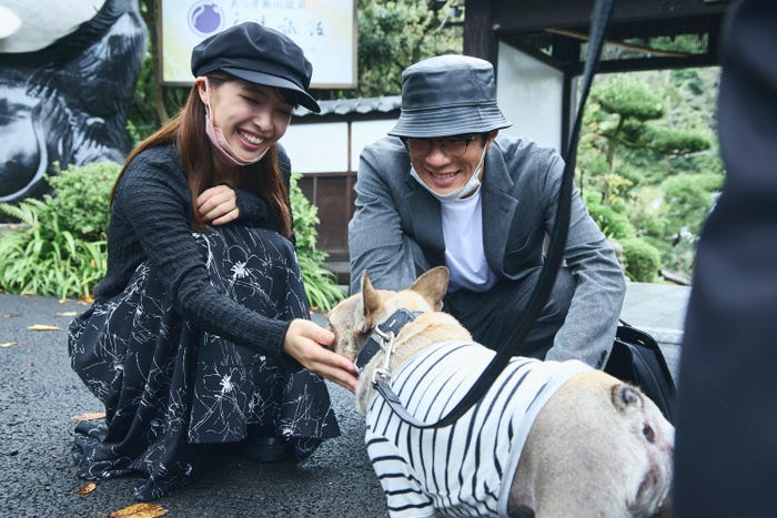 寺本莉緒、渡辺光「Qrosの女」第1話(C)「Qrosの女」製作委員会