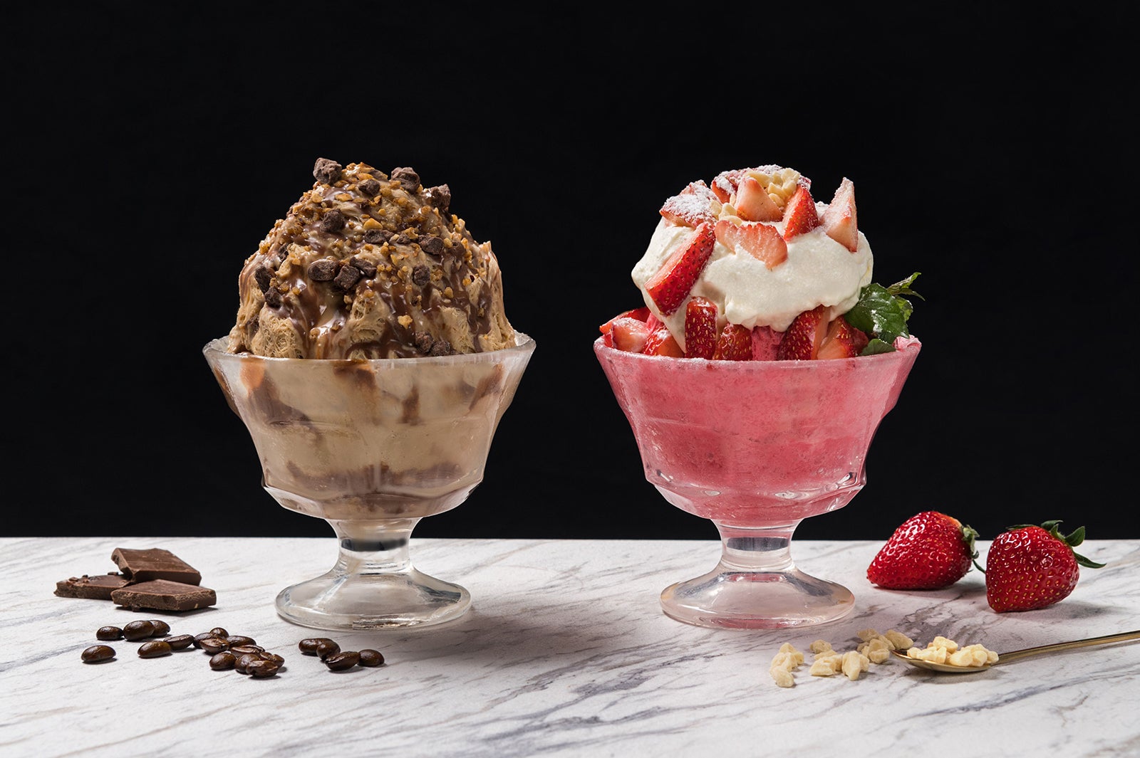 ホワイトチョコレートストロベリーかき氷 ¥1,180、ミルクチョコレートコーヒーかき氷　¥1,080（各税込） （提供写真）