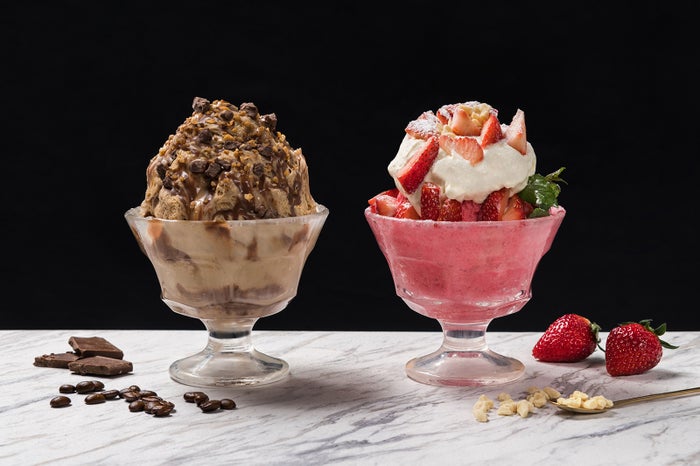 ホワイトチョコレートストロベリーかき氷 ¥1,180、ミルクチョコレートコーヒーかき氷　¥1,080（各税込） （提供写真）
