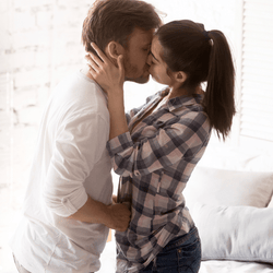 興奮を抑えられんッ 男が 激しいキス をする理由とは モデルプレス