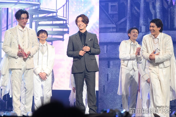 シワに悩む亀梨和也に湘南美容を勧める渡辺翔太、爆笑する森本慎太郎(C)モデルプレス