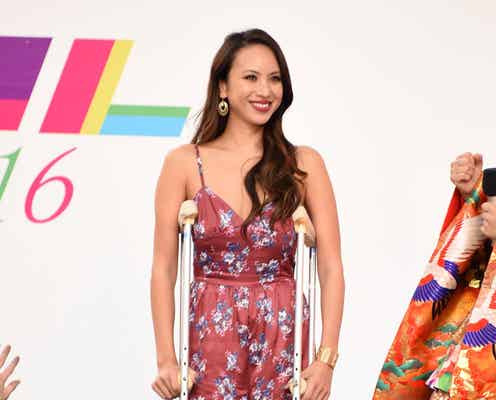 入院中の道端アンジェリカ、松葉杖でイベント特別出演 術後の経過を報告