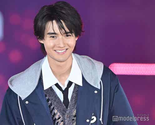 藤岡弘、の息子・藤岡真威人、“スクール風”ラフファッションで堂々ランウェイ【GirlsAward 2024AW】