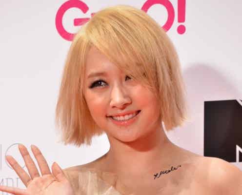 <速報>KARAニコル、金髪ボブヘア×ミニドレスで個性アピール 「MTV VMAJ」レッドカーペット