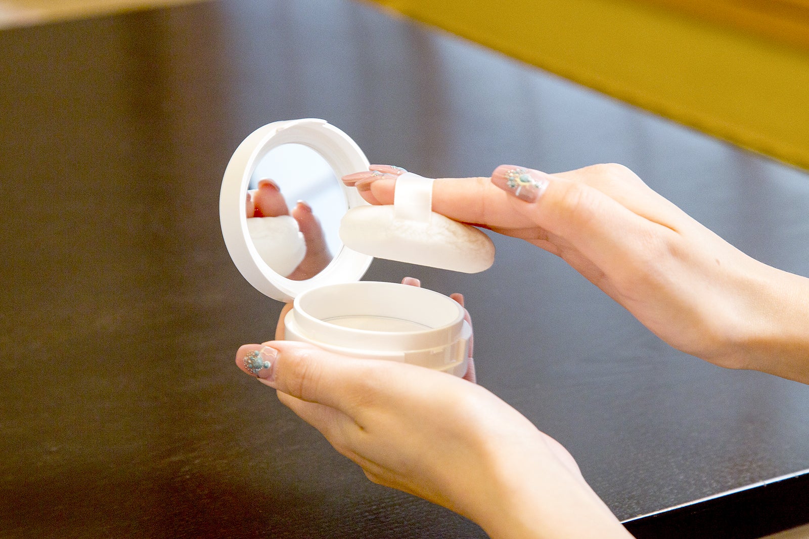 肌触りふわふわの厚みのあるパフ＆ミラー付きコンパクトが優秀