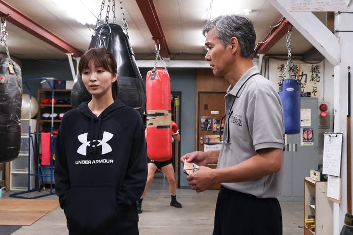 岡崎紗絵、渡部篤郎「あのクズを殴ってやりたいんだ」第1話(C)TBS