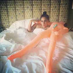 ベッドではビニールの人形と一緒に。Lady Gaga Instagramより