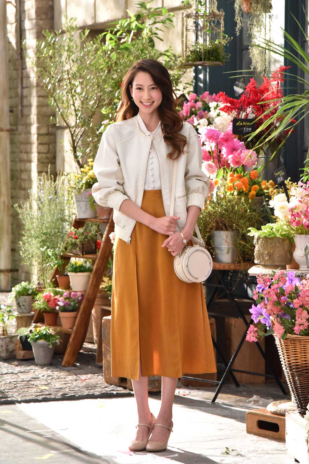 愛用している「キャンメイク」撮影に笑顔／河北麻友子