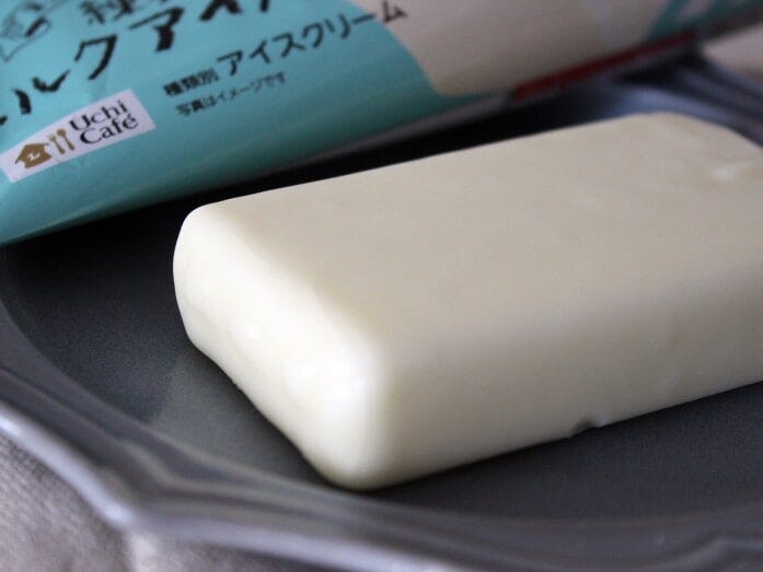 パリッとしたホワイトチョコレートのコーティングの中に、口どけのよいミルクアイスが