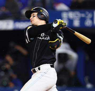 ソフトバンク 正木智也が特大先制弾 左翼席上段へ滞空時間の長いアーチ 青く染まった横浜スタジアムが沈黙 解説もどこまでいくんだろう」と驚く
