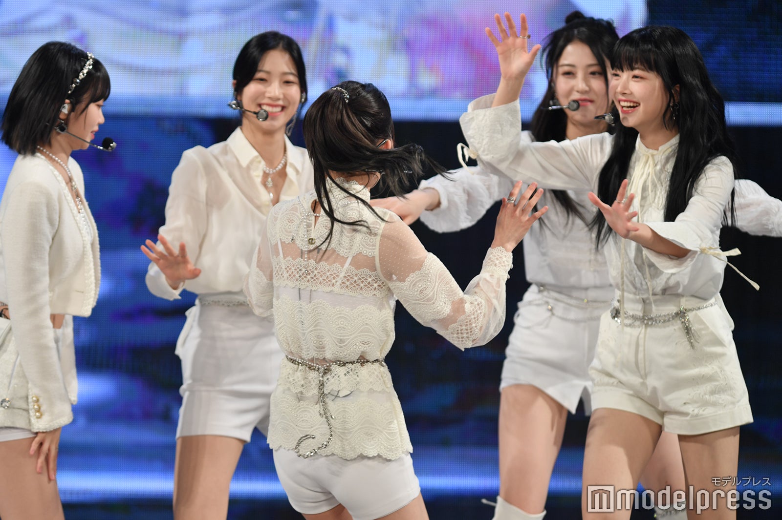 てんやわんやのLE SSERAFIM （C）モデルプレス