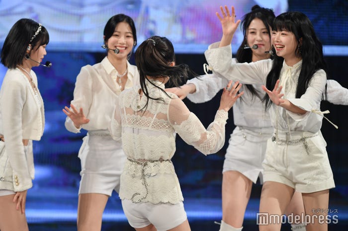 てんやわんやのLE SSERAFIM (C)モデルプレス