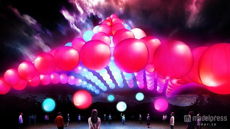 幻想的な光と音のショーが開催、カラフルな球体108個による光の天守が出現
