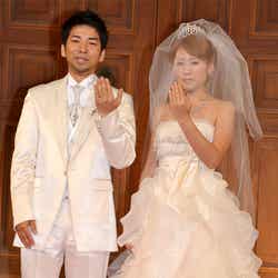 結婚式を挙げた夫妻