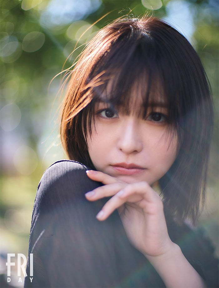 長濱ねる、6年ぶり「FRIDAY」登場で表紙 最新美肌を披露