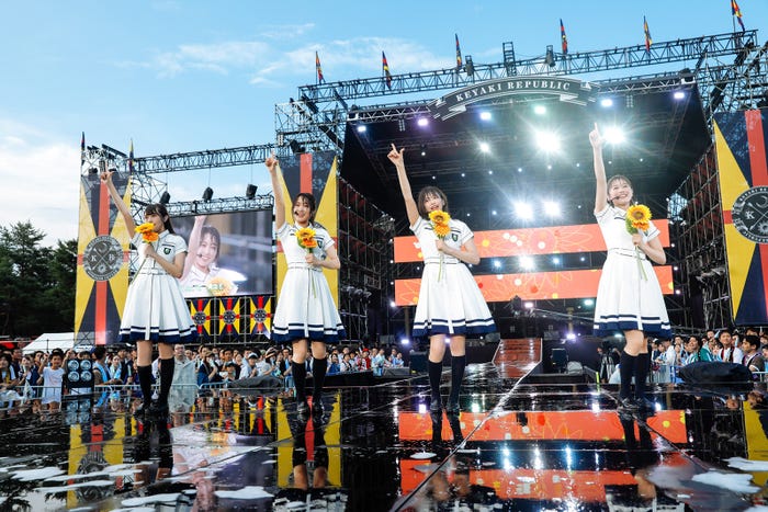 渡辺梨加、菅井友香、渡邉理佐、守屋茜「欅共和国」撮影:上山陽介