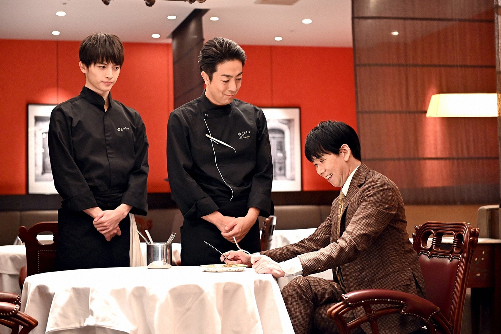 玉森裕太、尾上菊之助、手塚とおる／「グランメゾン東京」第6話より（C）TBS