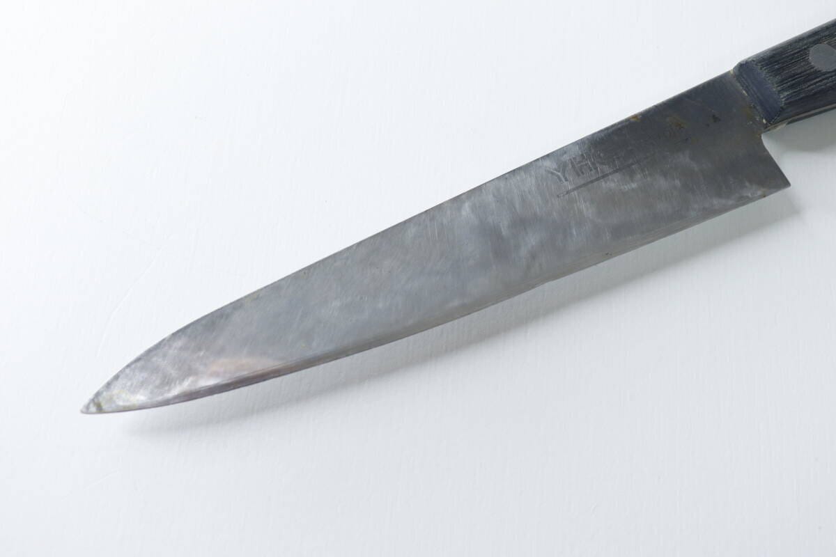刃こぼれやサビが見られる包丁の刃先をクローズアップ