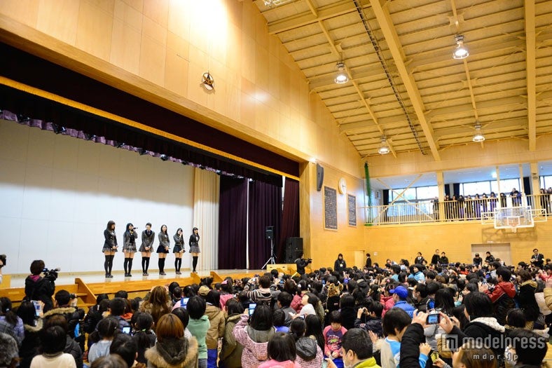 岩手県陸前高田市・高田第一中学校を訪問したAKB48（C）AKS