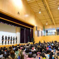 岩手県陸前高田市・高田第一中学校を訪問したAKB48(C)AKS