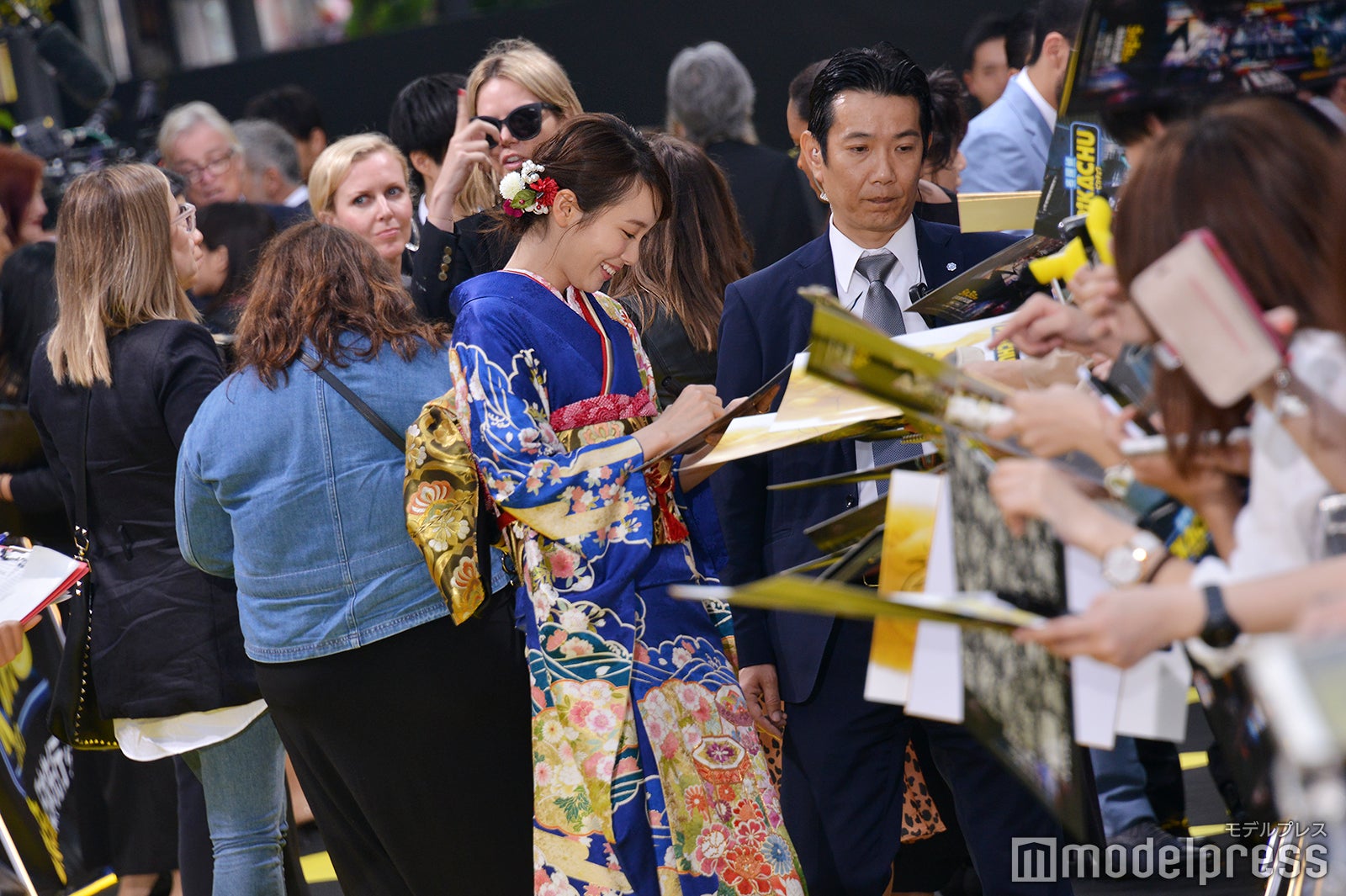 ファンへサインに応じる飯豊まりえ（C）モデルプレス